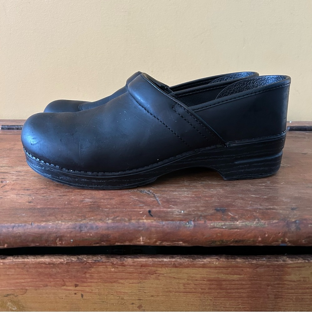 Dansko Professionals Black Oiled Leather Clogs - Size 44 = Men’s 10.5